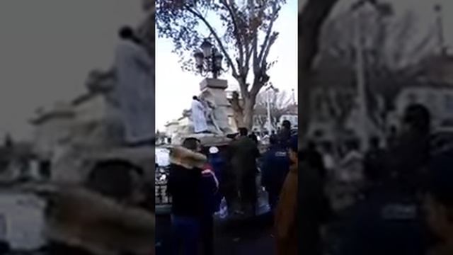 Мусульманин уничтожает в Италии статую младенца Иисуса с девой Марией. смотреть онлайн