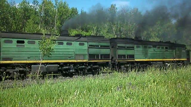 Тепловозы 2ТЭ10М-2576 и 2ТЭ10В-4776 с грузовым поездом смотреть онлайн