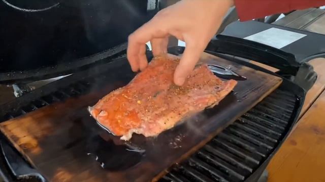 Форель на гриле на Кедровой доске #РэпНаКухне #33 смотреть онлайн