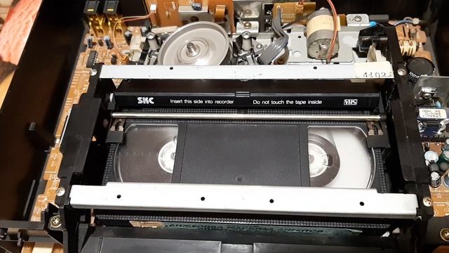 Попытка вынуть видеокассету. Видеомагнитофон FUNAI NO.V-8008CM MKII. Часть 1. смотреть онлайн