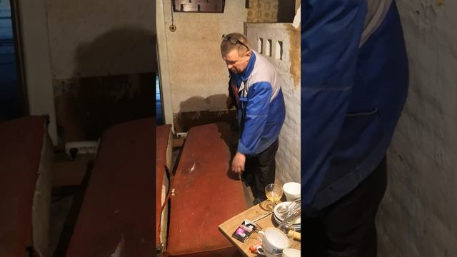 Выбрасываем старый диван..... смотреть онлайн