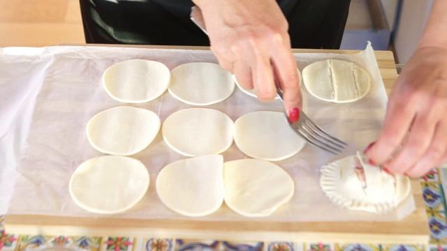 4 IDEE ANTIPASTI CON PASTA SFOGLIA/ ЗАКУСКИ СО СЛОЁНЫМ ТЕСТОМ смотреть онлайн