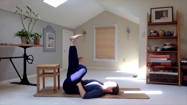 Short Calming Practice For The Evening - Mindful Movement Snack смотреть онлайн