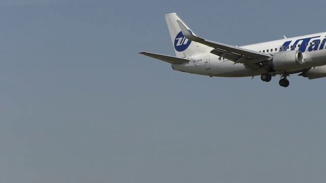 Аэропорт Внуково. Самолёт Boeing 737-500, бортовой №: VQ-BYK, а/к "ЮТэйр".