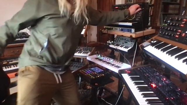 MFB Dominion 1, MS-20 Mini, OB-6, MPC One смотреть онлайн