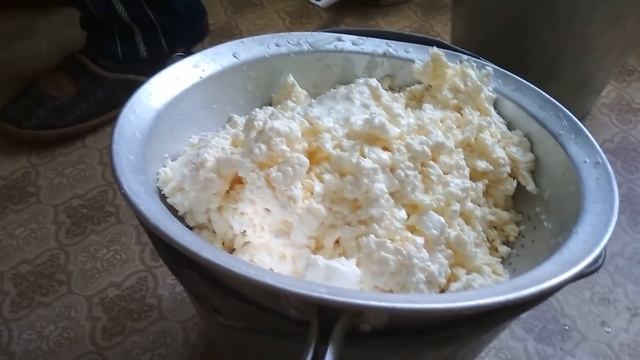 Выход творога из молока на траве. смотреть онлайн