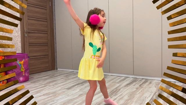 НАСТЯ нашла ВОЛШЕБНЫЕ наушники и начались танцы! NASTYA Found The MAGIC Headphones! #nastyabastya