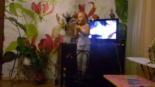 Маленькая девочка танцует (3.5 года) смотреть онлайн