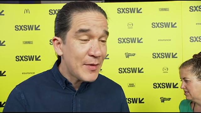 SXSW 2017: Daniel Espinosa on "Life" red carpet смотреть онлайн
