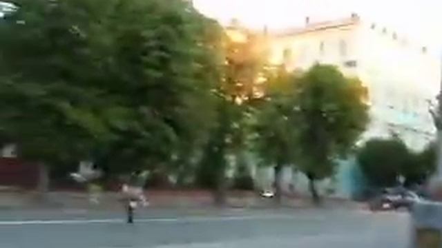 Возле клумбы на Советской площади смотреть онлайн