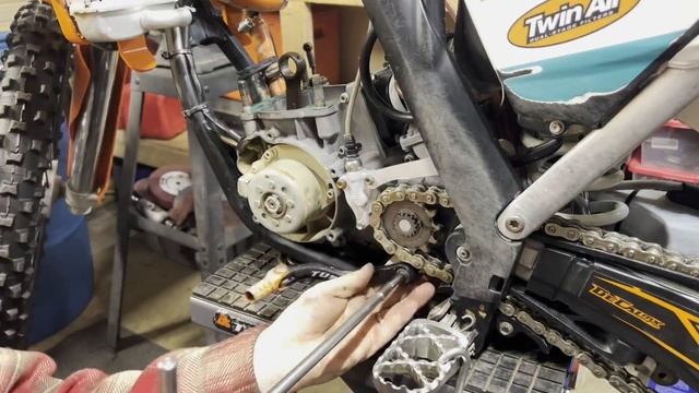 KTM ENGINE REBUILD - ENGINE TEAR DOWN - Part 1 смотреть онлайн