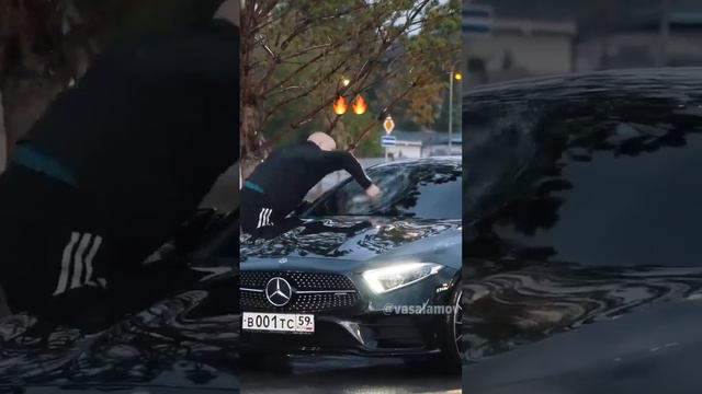 мужик бьёт машину , моя реакция смотреть онлайн