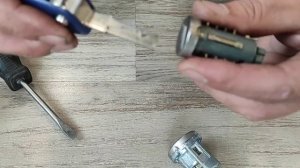 Как снять личинку замка зажигания.