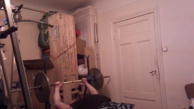 Жим лёжа 83серия, 6подход 85кг 1р,Svara stieņa spiešana guļus 83sērija, 6piegājiens 85kg 1r смотреть онлайн