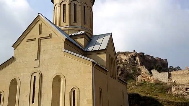 Вид на Тбилиси с горы Мцатминда смотреть онлайн