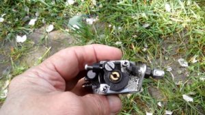 Стопорится (заедает) дроссельная заслонка китайской бензокосы