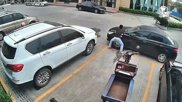 Hombre levanta el auto que encerró su moto смотреть онлайн