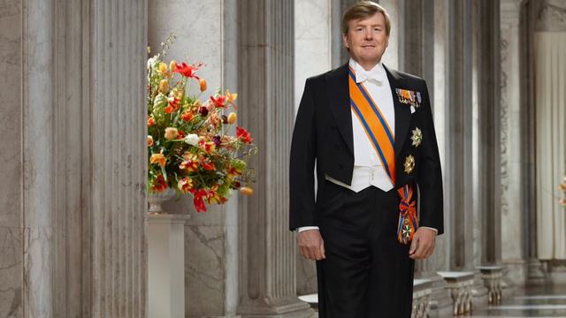 Erwin Olaf vertelt over de foto’s die hij maakte van koning Willem-Alexander, koningin Máxima смотреть онлайн