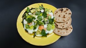 Зеленая шакшука с цельнозерновой лепешкой Лепешка