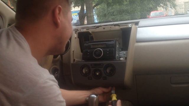 Nisan Tiida 07.Если не работает или плохо нажимается кнопка кондиционера или подогрев заднего стекл смотреть онлайн