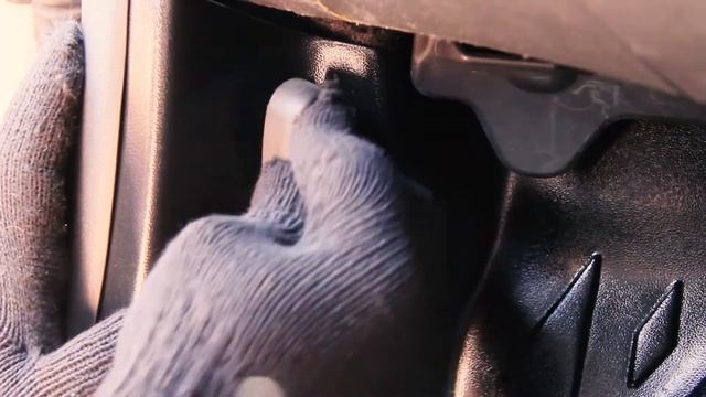 Установка передних боковых накладок на ковролин Renault Kaptur смотреть онлайн