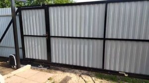 Откатные ворота с встроенной калиткой.