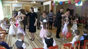 танец с мамами в средней группе