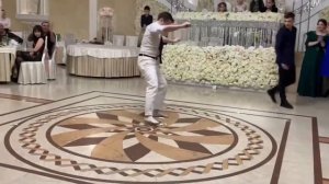 Свадьба весело идёт…танец пьяного грека