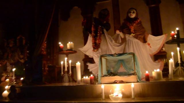 Как кладут спать Шри Шри Радха Мадхаву в Киеве! Вечерний даршан со свечами. смотреть онлайн