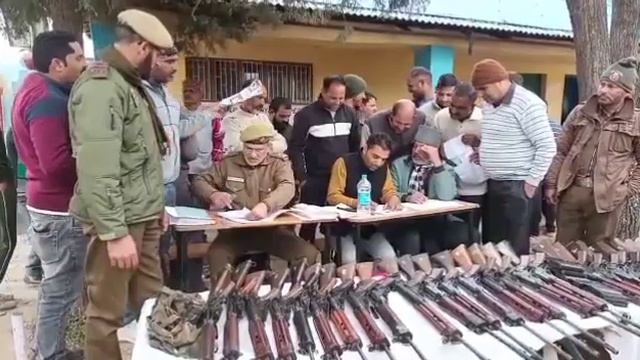 SLR weapons distributed among ex-servicemen part of Village Defence Committee in Dhangri #Rajouri смотреть онлайн