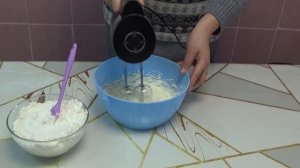 Делаем крем из замороженного кефира и вишнёвой начинкой.