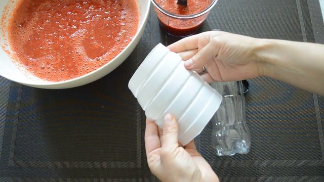 Как заморозить клубнику с сахаром в бутылках. Правильная заморозка клубничного пюре на зиму. смотреть онлайн