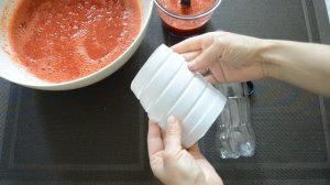 Как заморозить клубнику с сахаром в бутылках. Правильная заморозка клубничного пюре на зиму.