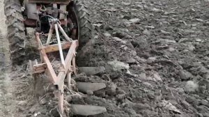 Самодельный плуг 3 корпуса на Т-25 в работе