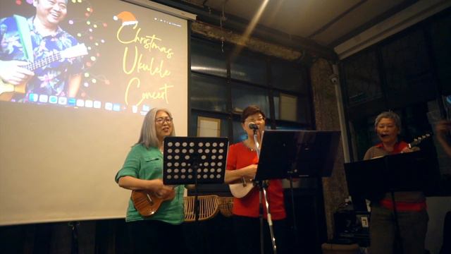 Christmas Medley at The Christmas Ukulele Concert - Pauline, Maggie, Mariani, Santy смотреть онлайн