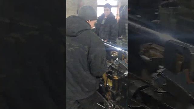 Гидравлика. Разборка цилиндра Hitachi zixaz 240. Как пацаны открутили поршень смотреть онлайн