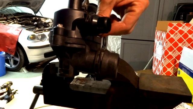 BMW 316TI E46 замена термостата и помпы.WASSERPUMPE+THERMOSTAT WECHSELN. смотреть онлайн