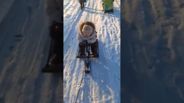 Ребенок с ДЦП на снегокате. Когда снегокат ,лучше чем санки). смотреть онлайн