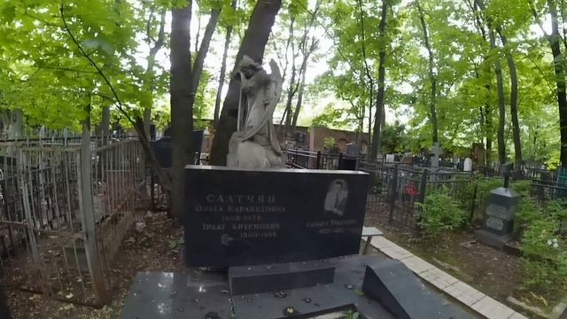 Очень дорогое и богатое старинное кладбище с уникальными старыми памятниками/Загадочные захоронения