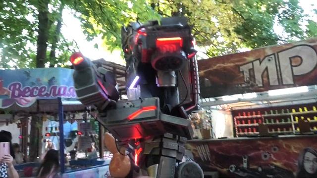 Трансформер мило беседует! Фотосессии супер!!! The boy talks openly with the Transformers! смотреть онлайн