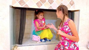 Настя Артём и Мия играют в прятки