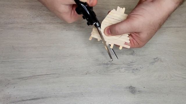 КЛАССНАЯ ИДЕЯ ИЗ ДЕРЕВЯННЫХ ПРИЩЕПОК СВОИМИ РУКАМИ?КАК СДЕЛАТЬ НАСТЕННЫЕ ЧАСЫ В ЭКО СТИЛЕ DIY смотреть онлайн