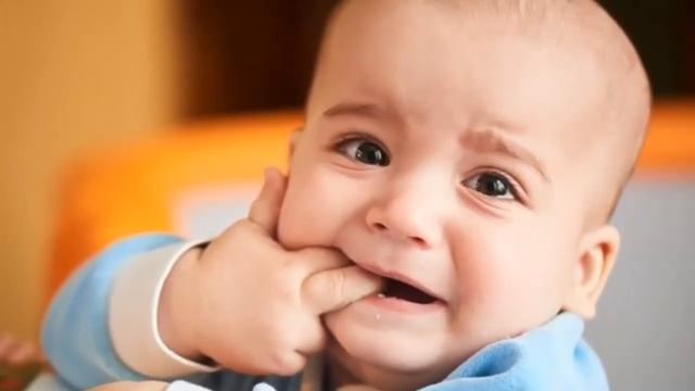 Прорезывание зубов у ребёнка: сроки, признаки, возможные проблемы / Как облегчить боль? Советы смотреть онлайн
