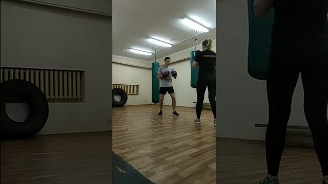 Тайский бокс. Первые шаги. Работа на лапах смотреть онлайн