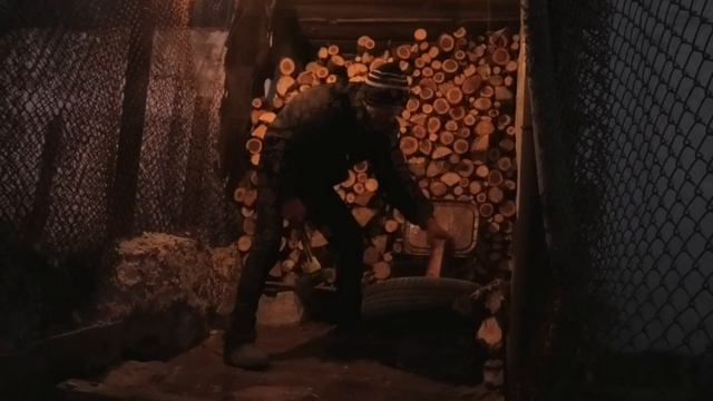 Жизнь в деревне, Уборка двора, Хворост на растопку, К колодцу за водой, Будни в деревне смотреть онлайн