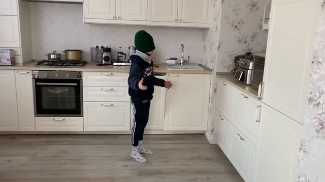 VLOG АЛИСА пригласила в ГОСТИ ДРУЗЕЙ ! Шоппинг на рынке в станице ! Я начала худеть ! смотреть онлайн