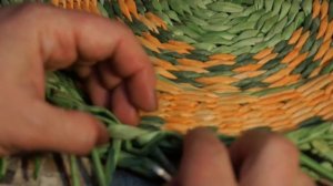 Пасхальный поднос волнистой формы из бумажных трубочек