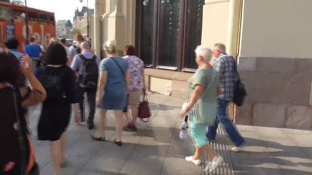 пешая прогулка по дороге от парка зарядье до красной площади в москве по улице варварка летом днем смотреть онлайн