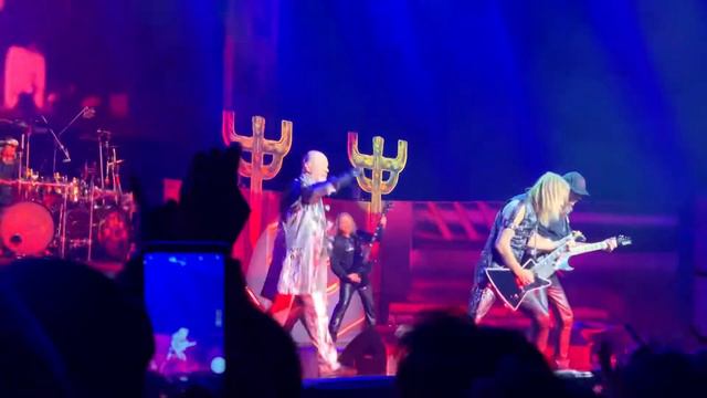 Judas Priest (With Glenn Tipton) - Metal Gods, Breaking The Law, Living After Midnight (2018.12.01) смотреть онлайн