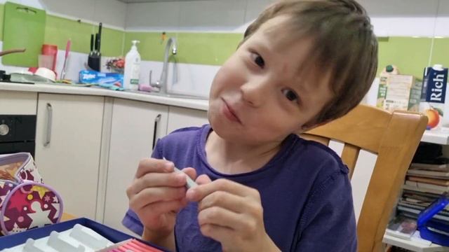 Радужные друзья. Лепим из пластилина. смотреть онлайн
